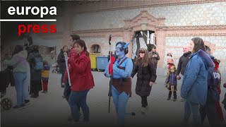 Centenares de personas dan la bienvenida al Carnaval desde Matadero Madrid [upl. by Ardnaek557]