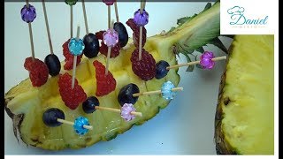 Ananas Spiesse mit Blaubeeren und Himbeeren als Schiffchen serviert [upl. by Gladwin]