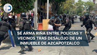 En Azcapotzalco policías intentan desalojar inmueble y vecinos los enfrentan [upl. by Adnuhsar706]