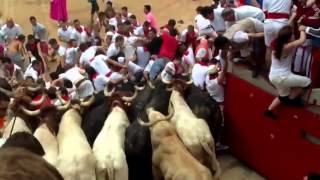 PÁNICO A LA ENTRADA PLAZA DE TOROS 7º ENCIERRO SAN FERMINES 13072013 [upl. by Harriett915]