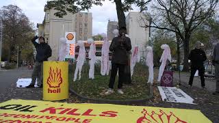 101123 Peter Emorinken Donatus in Berlin vor Shell während der Ogoni 9 Gedenkveranstaltung [upl. by Yelrebma482]