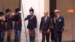 Gentiloni lascia Palazzo Chigi tra gli applausi lultimo picchetto donore [upl. by Atiek]