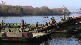 Mise en œuvre du PFM  Pont Flottant Motorisé CNIM [upl. by Atidnan80]