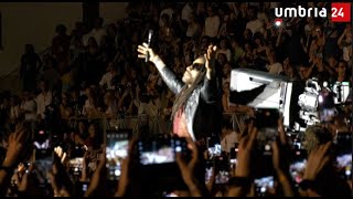 Umbria jazz 2024 Lenny Kravitz scende tra il pubblico dellArena Santa Giuliana [upl. by Anattar]