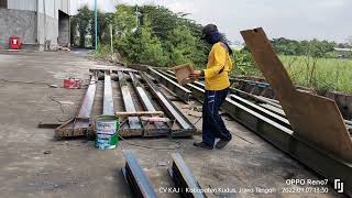 fabrikasi rangka konstruksi baja konvensional bentangan 20 meter menggunakan wf 200 mm [upl. by Atinauq]