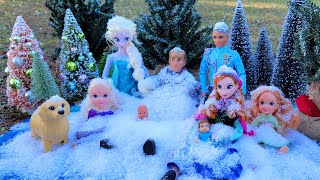 2022 Happy new year  Elsa amp Anna toddlers  snow playing [upl. by Mailliwnhoj]