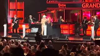 WYNONNA JUDD EN LAINEY WILSON sing ‘Refugee in Opry [upl. by Naesyar]