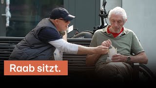 Stefan Raab macht Kölner Parkbanken unsicher 😂  Du gewinnst hier nicht die Million [upl. by Gaston]