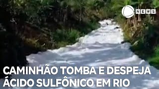 Caminhão tomba e despeja ácido sulfônico em rio em Santa Catarina [upl. by Warfeld]