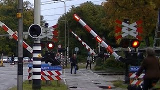 Man raakt opgesloten tussen de spoorbomen op station DriebergenZeist [upl. by Flagler359]