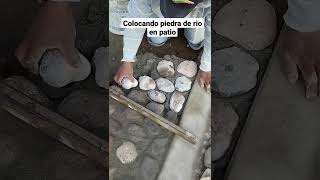 cómo colocar piedra de río en patios y banqueta cemento construction piedra [upl. by Nrublim828]