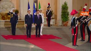 Conte accoglie Macron a Palazzo Chigi il picchetto donore [upl. by Irab]