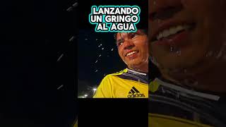 ASI LANZE A UN GRINGO AL AGUA [upl. by Ovatsug]