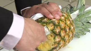 Découper un ananas  750g [upl. by Enwahs]