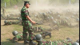 Latihan Tentara Indonesia Yang Menguras Fisik Dan Mental [upl. by Brezin713]