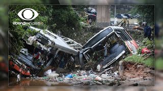 Menina é salva pela avó de ônibus arrastado em Petrópolis [upl. by Victoria]