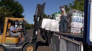 Cargando Plastico Prensado para Reciclar  Bipal Transporte Paysandù [upl. by Romonda]