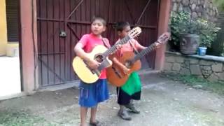 niños tocando la guitarra asombroso [upl. by Enomed]