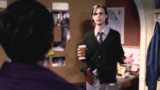 Spencer Reid Le falla la coordinación cuando piensa Mentes Criminales 2x19 [upl. by Dosia]