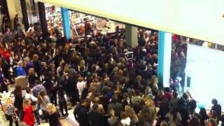 Black Friday Crowd Rushing into Urban Outfitters [upl. by Nishom]