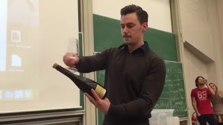 Sabrage dun champagne Devaux Collection D avec un verre devant 300 étudiants [upl. by Geibel]