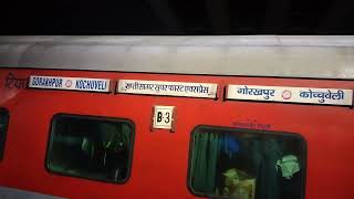 Gorakhpur to Kochuveli Rapti Sagar Express running on Platform no 3 of Nagpur Rly Stn [upl. by Attenhoj152]