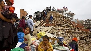 El terremoto de Nepal provoca más de un millar de víctimas [upl. by Ailekahs]