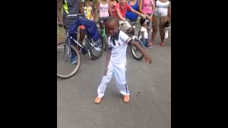 Niño talento bailando salsa choke del barrio quotMariano Ramosquot en el parque de la virgen [upl. by Neivad]