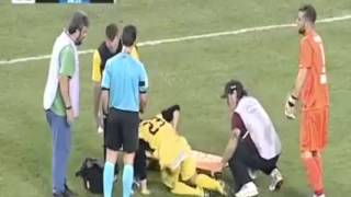 Paramedics drop an injured playerLarisa vs ergotelis Τραυατιοφορεας για γελια και για κλαματα [upl. by Felicio]