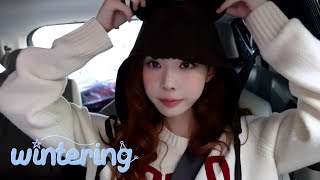 폼 미쳤다잉🧸🎳  윈터의 하루 ❄️ 추억의 간식 볼링 한강 산책  Wintering Vlog [upl. by Ebba]