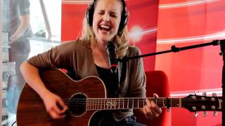 Qmusic NL Leonie Meijer doet Michael Jackson live op Q [upl. by Yurik]