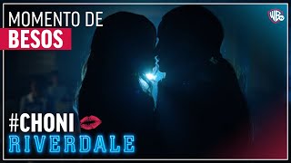 ¡El gran beso entre Cheryl y Toni  Riverdale Temporada 2  Episodio 17 [upl. by Rosie]