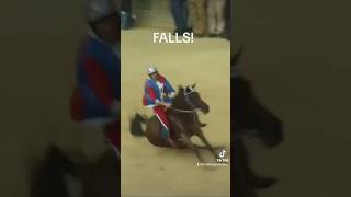 Cavallo SCOSSO VINCE il Palio di SIENA [upl. by Ennayhs]