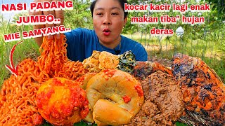 KELABAKAN LAGI ASIK MAKAN HUJAN DERAS SEKALI 🫣MIE SAMYANG EXTRA PEDAS  NASI PADANG PORSI JUMBU 🤤 [upl. by England]