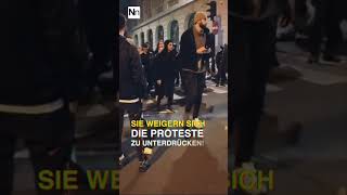 Erste französische Polizisten schließen sich den Demonstranten an shorts frankreich paris [upl. by Copland]