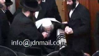 Hrhquotk MTosh Shlita Came in Shul First Time Public to say Tehilim [upl. by Rutra217]