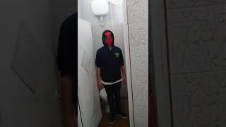 hombre araña aparece en un baño de una escuela [upl. by Gotthelf]