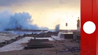 Tempête sur lAtlantique une vidéo montre la fureur des vagues au Portugal [upl. by Roter]