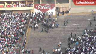 Hinchas de Alianza Lima se enfrentaron en tribuna sur antes del clásico [upl. by Hanonew954]