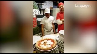 Pizzaioli napoletani a Carlo Cracco quotEcco come è la vera pizza margheritaquot [upl. by Anilorac731]