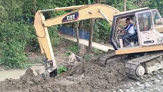 CAT E180 make a barm for road project [upl. by Boleyn]