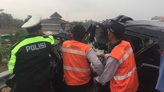 Sehari Dua Kecelakaan Terjadi di Tol SurabayaMojokerto 5 Penumpang Tewas di Lokasi Kejadian [upl. by Adnovoj]