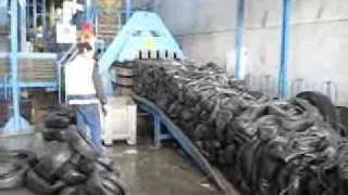 BOA baler presses car tyres  BOA verperst autobanden [upl. by Norrie]