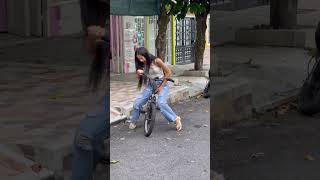 La bici 🚲 sorpresa 🎉 con 20 centímetros de felicidad 😀 broma de humor 😂❤️ funny video comedy [upl. by Neelhsa]