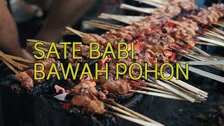 Ngantri Sate Babi Bawah Pohon  Bali Pork Satay Indonesian Food Tour in Bali [upl. by Amaris159]