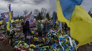 Ucrania homenajea a los soldados caídos el primer domingo tras la Pascua Ortodoxa [upl. by Nylrehc]