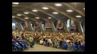 Chants de Lourdes quotpeuples de dieu cité de lEmmanuelquot [upl. by Ardna530]