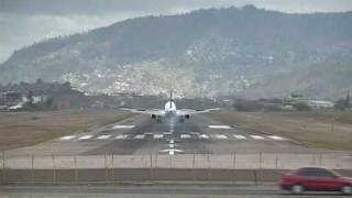 Toncontin amazing landing  Tegucigalpa [upl. by Sax247]