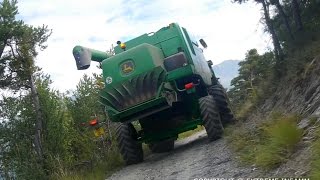 Montée de l’extrême en montagne JOHN DEERE 9560 WTS MOISSON DE LEXTREME 64 [upl. by Ardaed116]