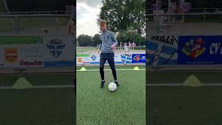 VoetbalSkill level 1 Dribbelen met het goede been [upl. by Artenra]